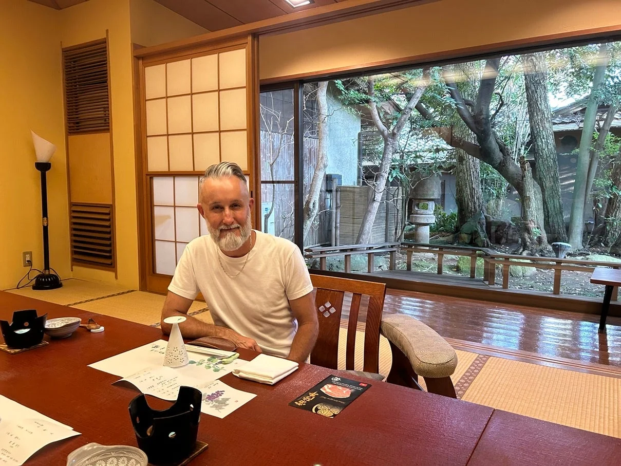 和室で食事をする男性