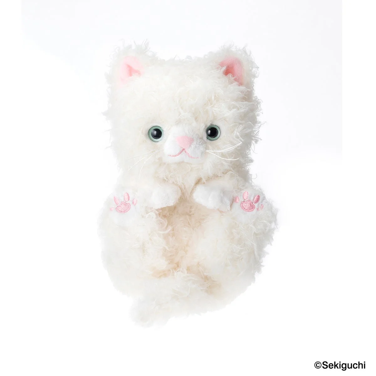 白いふわふわした毛並みの猫のぬいぐるみ