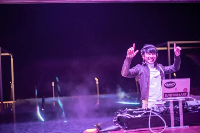 イベントでDJプレイをするDJ KUMARK