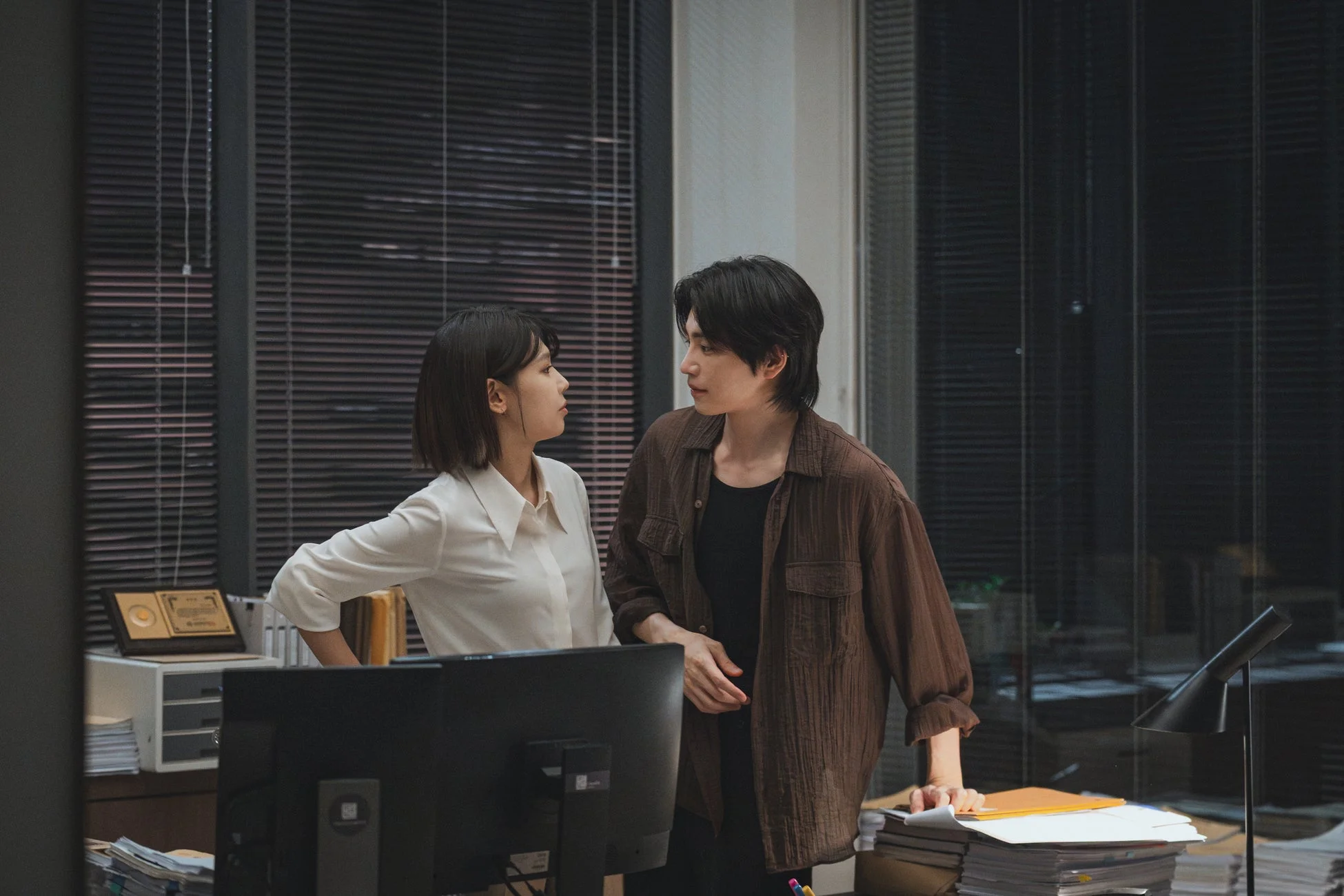 オフィスで会話する男女