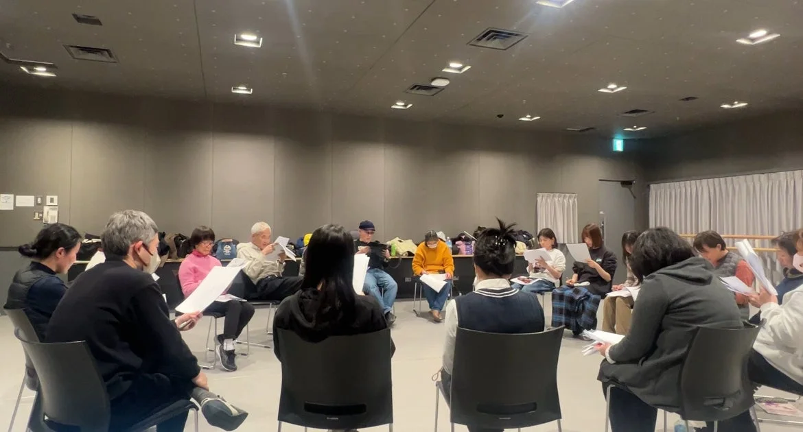 稽古中の出演者たち