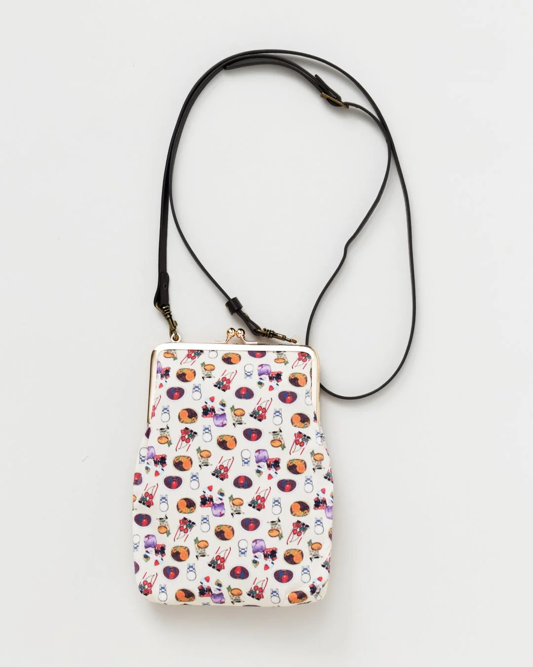 白地にカラフルな和風の食べ物柄がプリントされたがま口ショルダーバッグです。