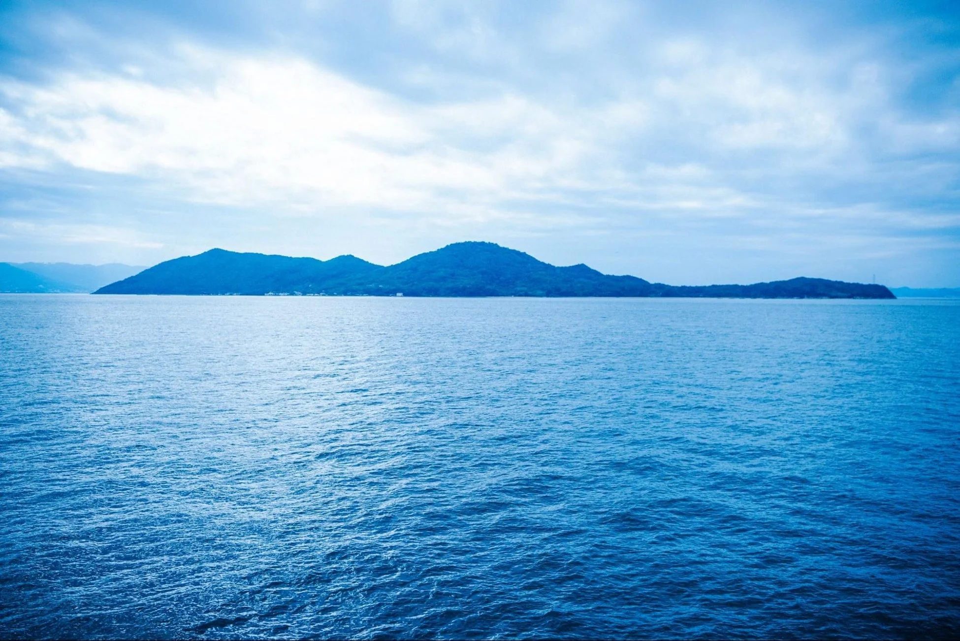 青く広がる海と、その向こうに連なる島々