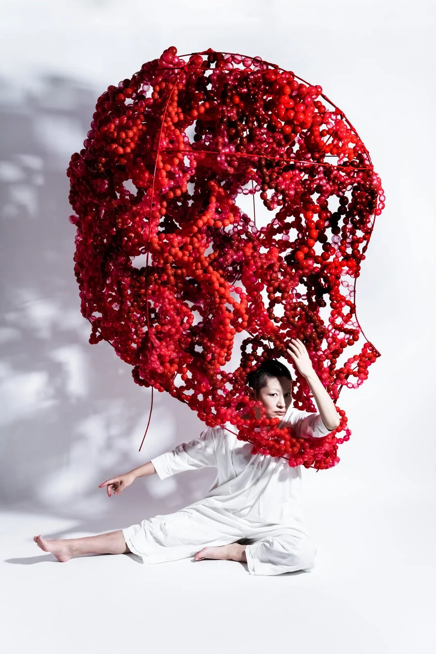 赤い粒で構成された抽象的なアート作品