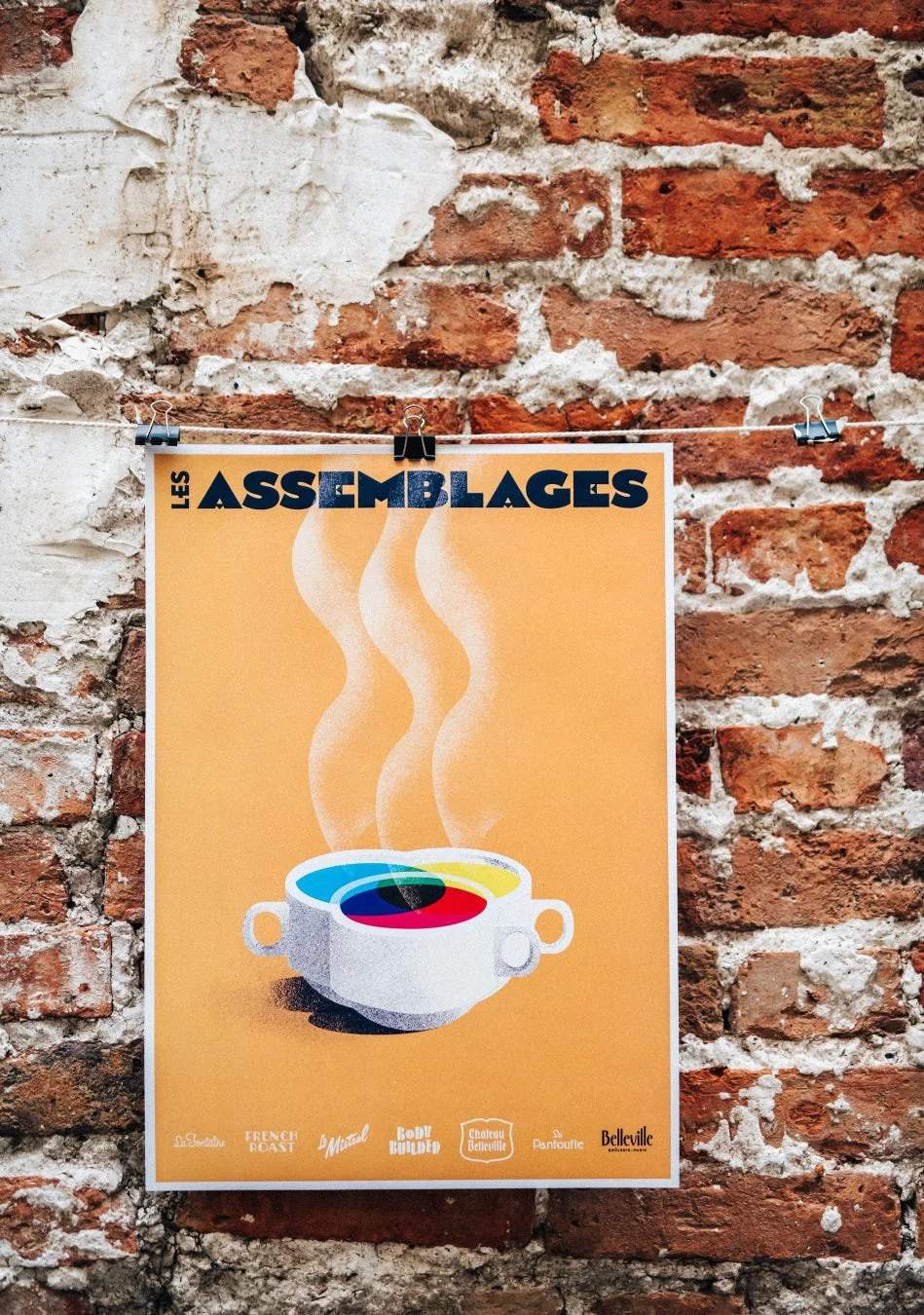 LES ASSEMBLAGESと書かれたコーヒーポスター