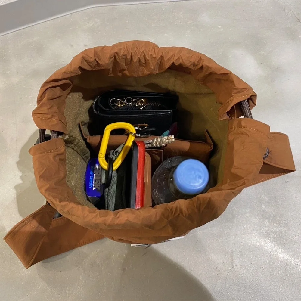 茶色の巾着バッグの中身