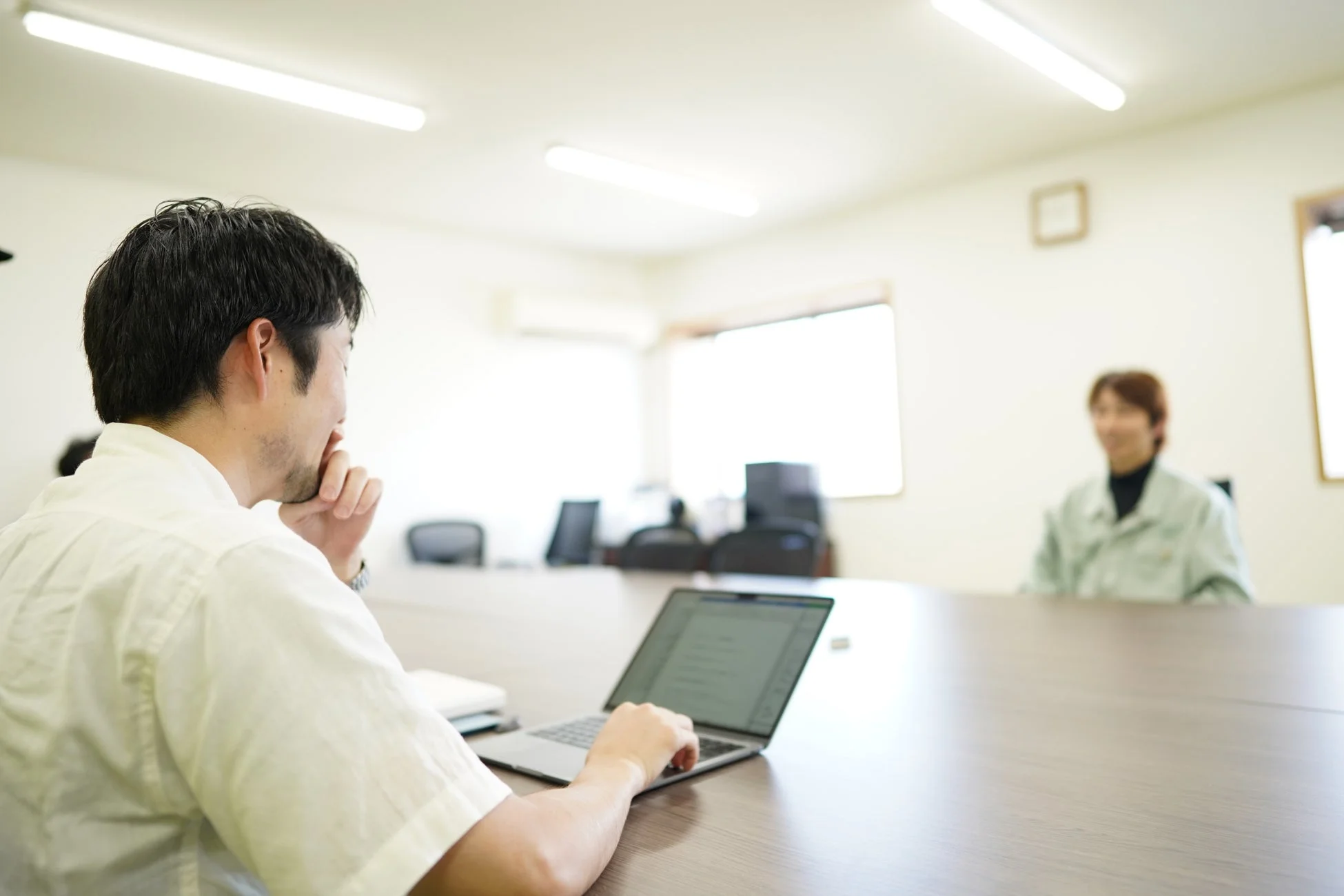 オフィスで打ち合わせをするビジネスパーソン