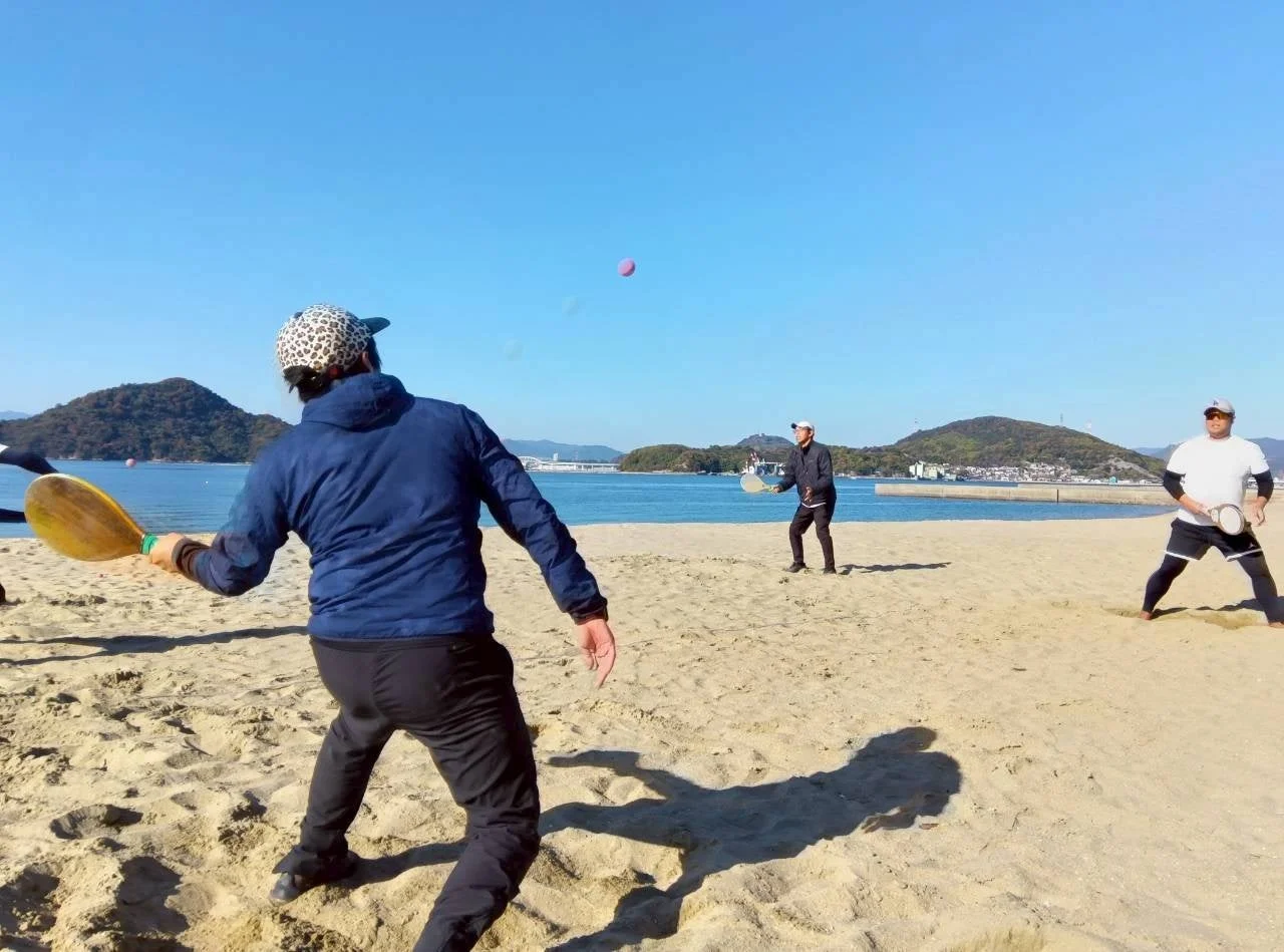 ビーチでフレスコボールを楽しむ人々