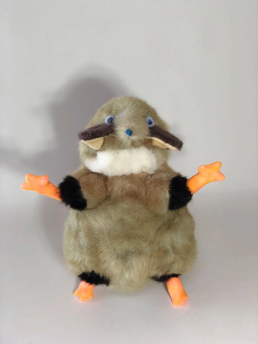 茶色と白の毛皮を持つ奇妙で愛らしいぬいぐるみ