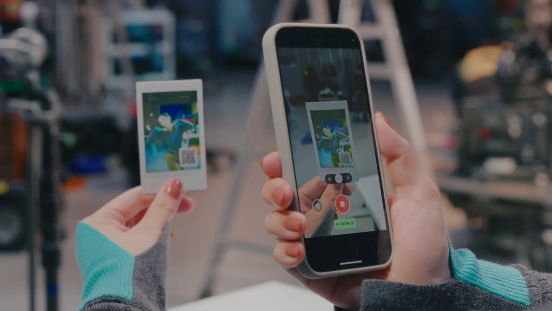 スマートフォンでinstaxプリントのQRコードをスキャン