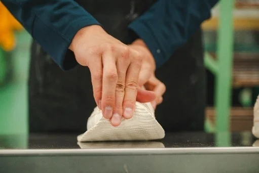 職人による手作業での成形