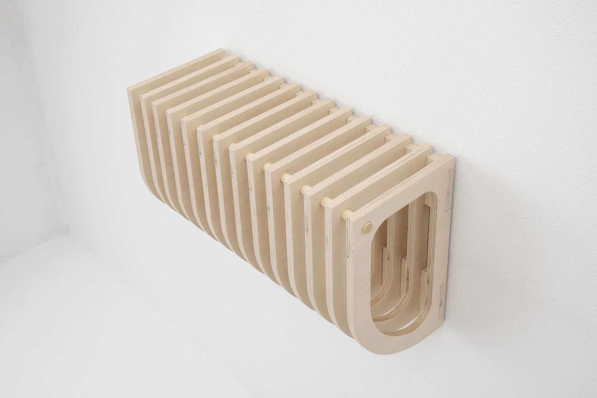 壁に取り付けられた木製の壁掛けラック