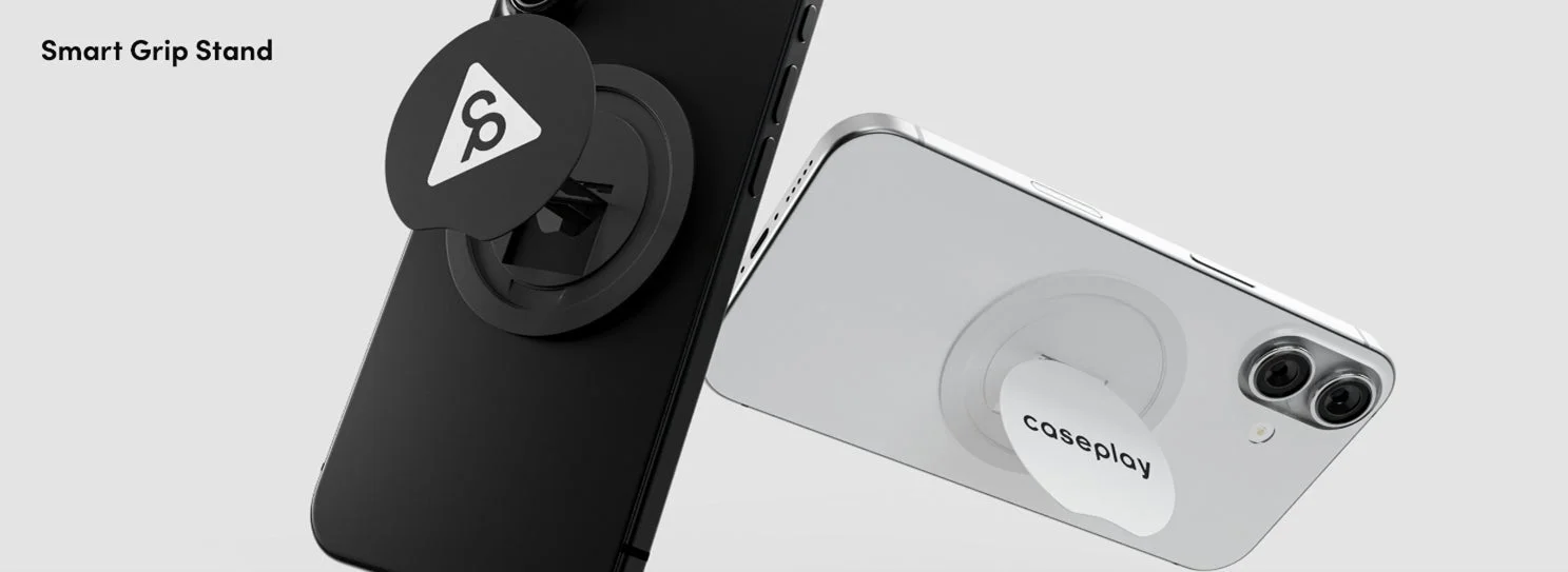 黒と白のスマートフォンに装着された「Smart Grip Stand」のアクセサリーが写っています。