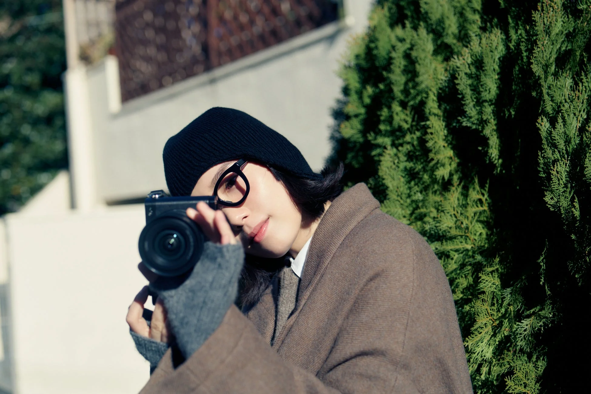 カメラを構える飯豊まりえさんのポートレート