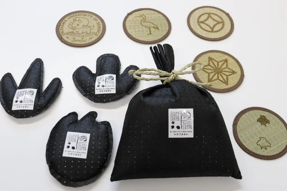 恐竜学博物館のオリジナルグッズ、いぐさらいの匂い袋や恐竜の足跡を模したコースターなど