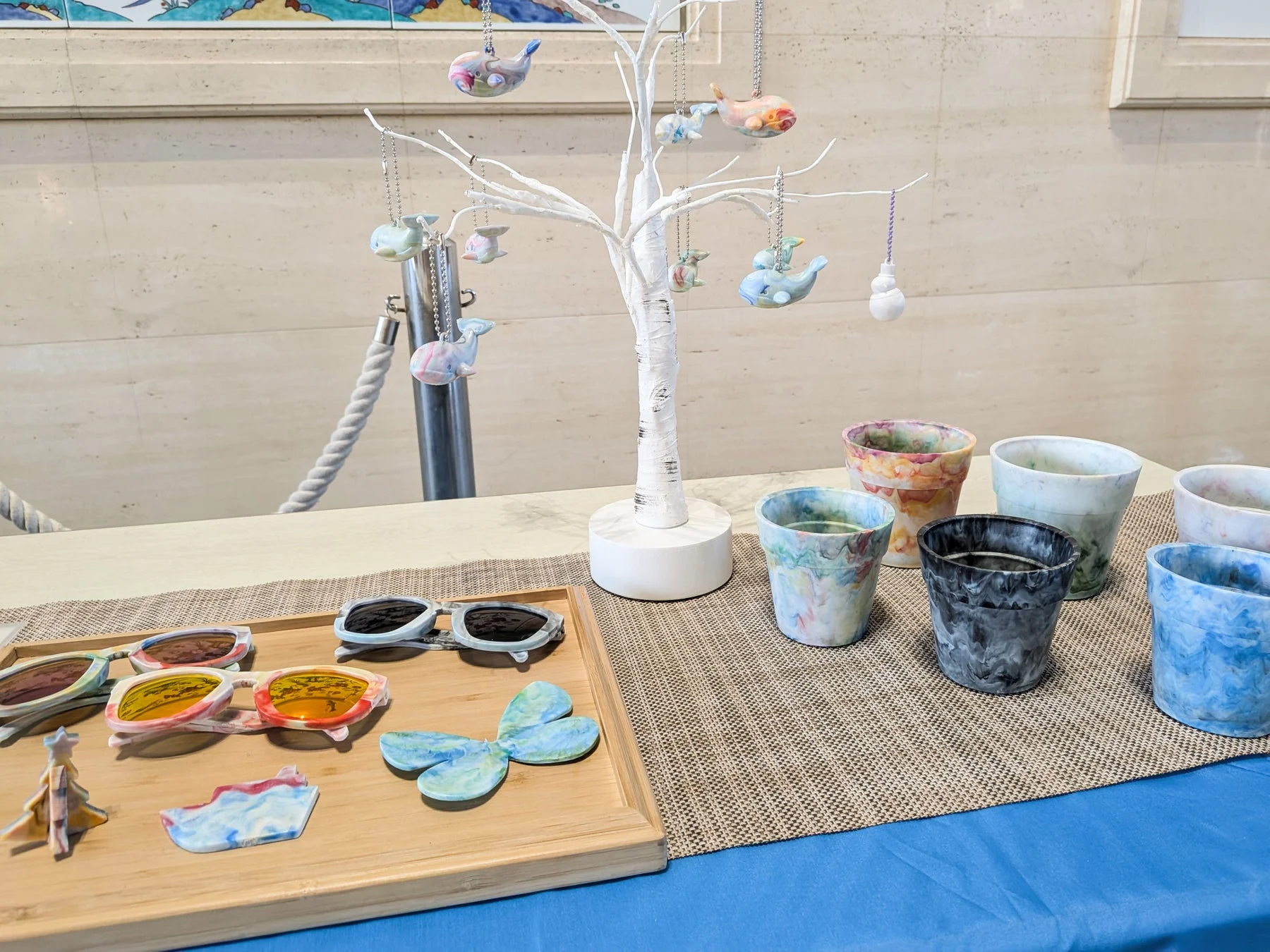 手作り品や工芸品が展示されている様子