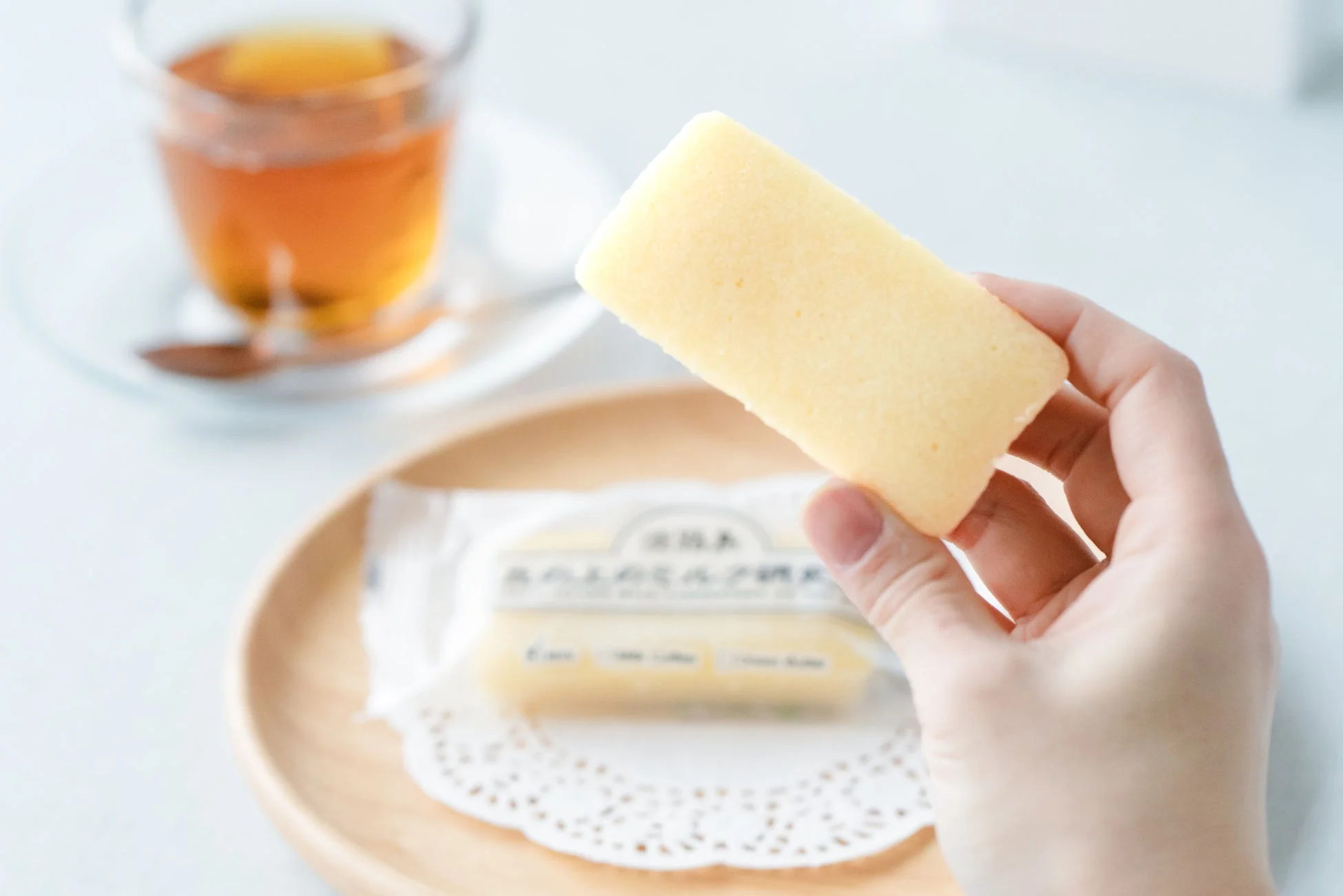 フィナンシェを持つ手とティータイムの様子