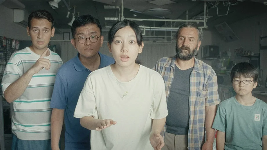 驚いた表情の人々