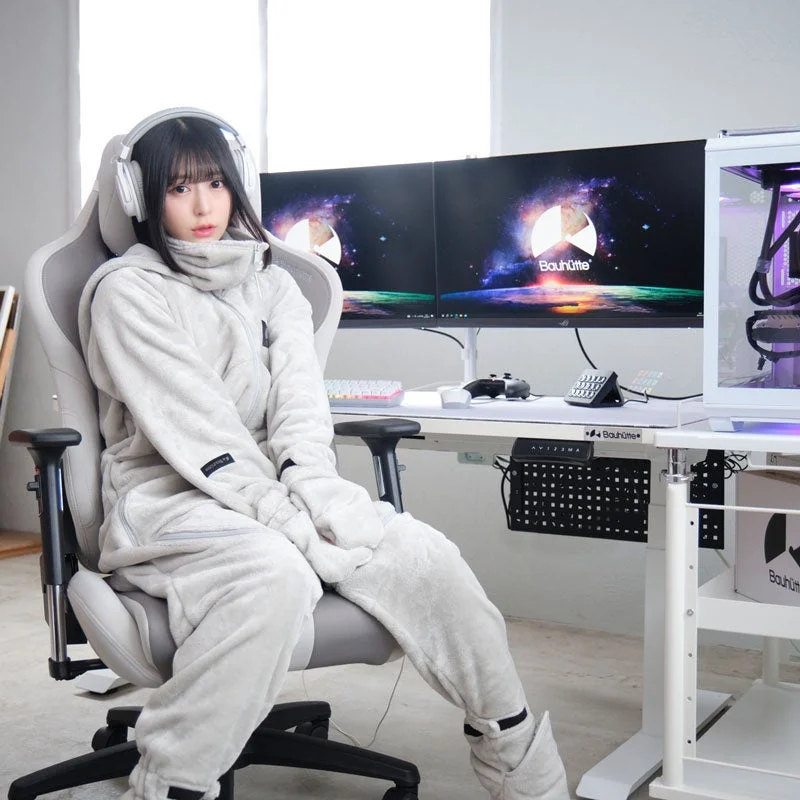 ゲーミングチェアに座りPCを使う女性