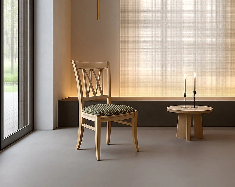 窓辺に置かれた木製の椅子とテーブル