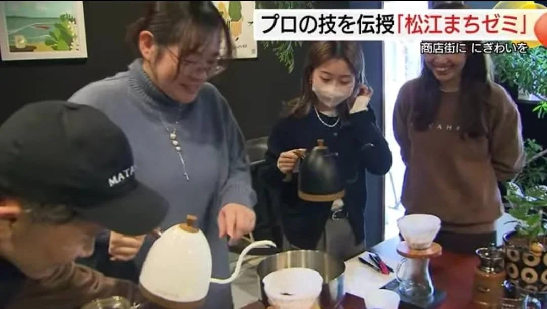 参加者がコーヒーの淹れ方を学ぶワークショップの様子