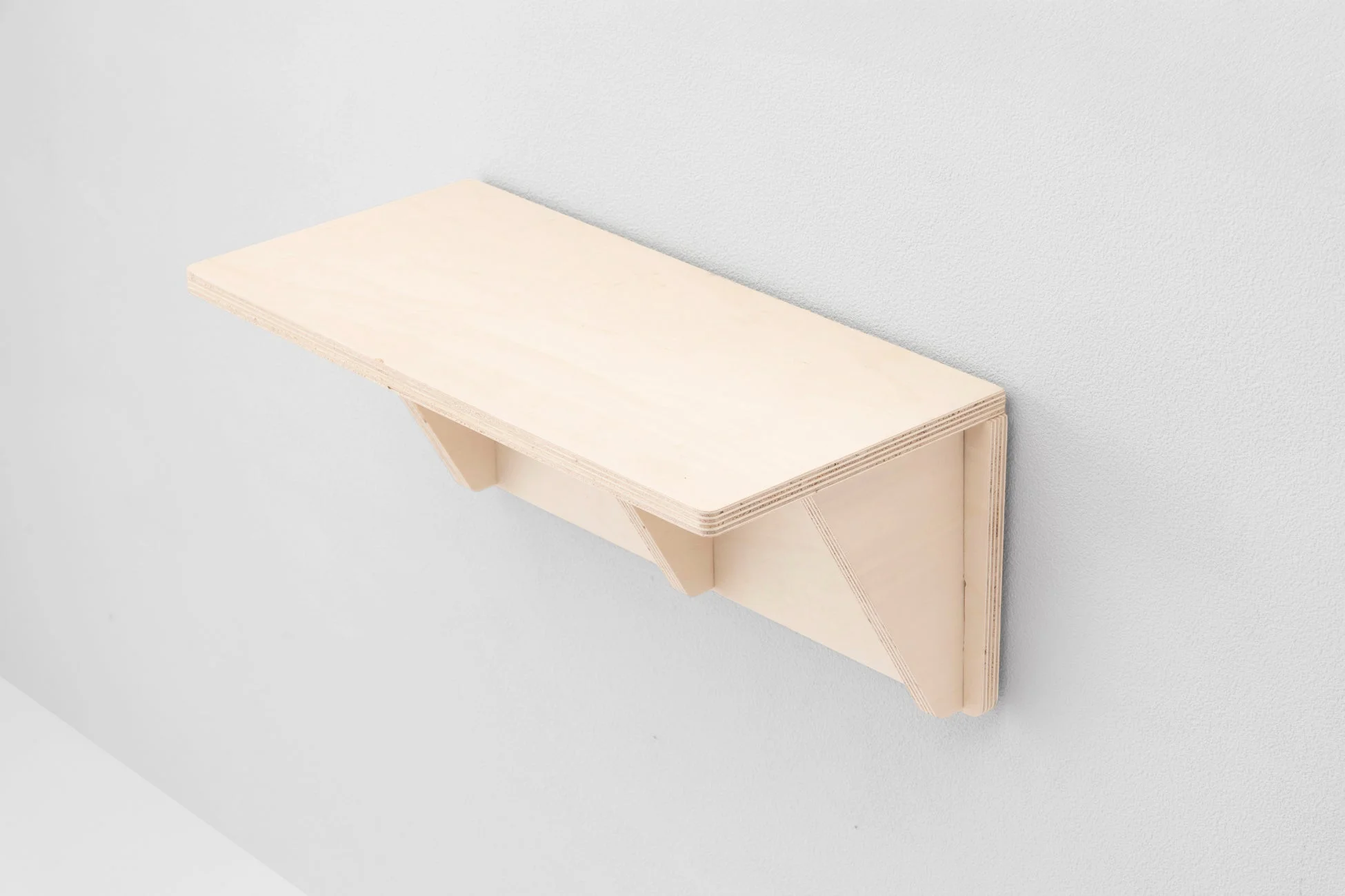 壁に取り付けられた木製の壁掛け棚