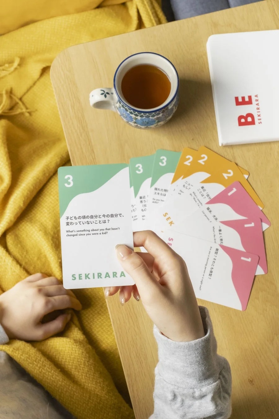 SEKIRARAカードで会話を楽しむ様子