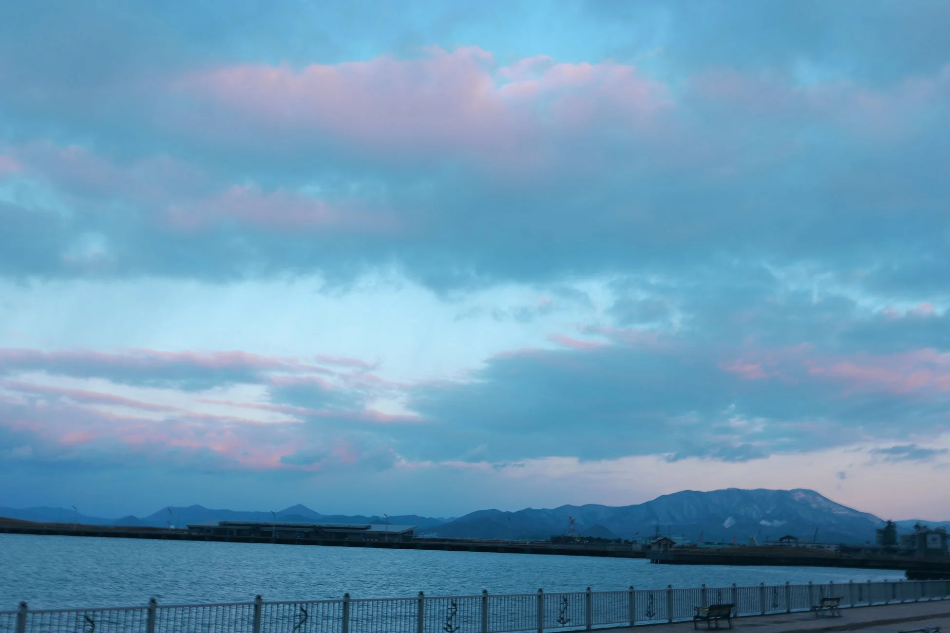 夕暮れ時の水辺の風景