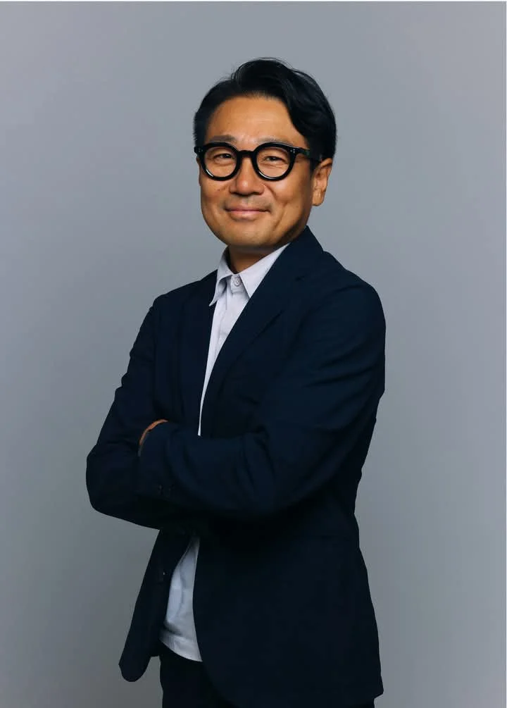 腕組みをして微笑む岡田隆太朗氏