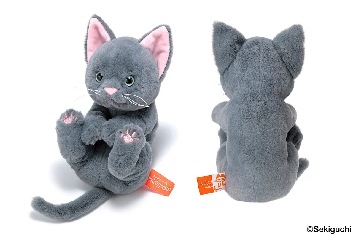 グレーの猫のぬいぐるみの正面と背面