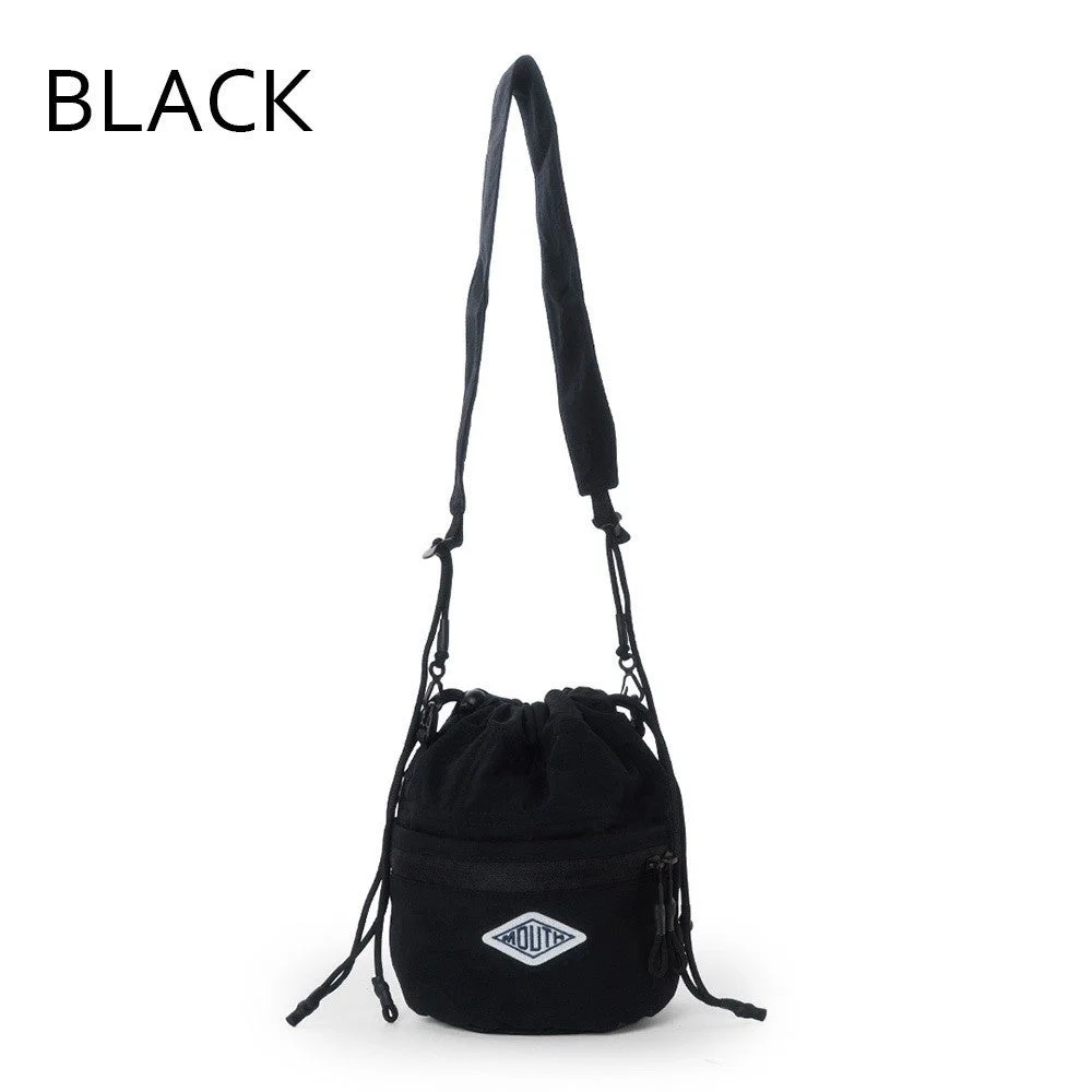 黒い巾着型ショルダーバッグ