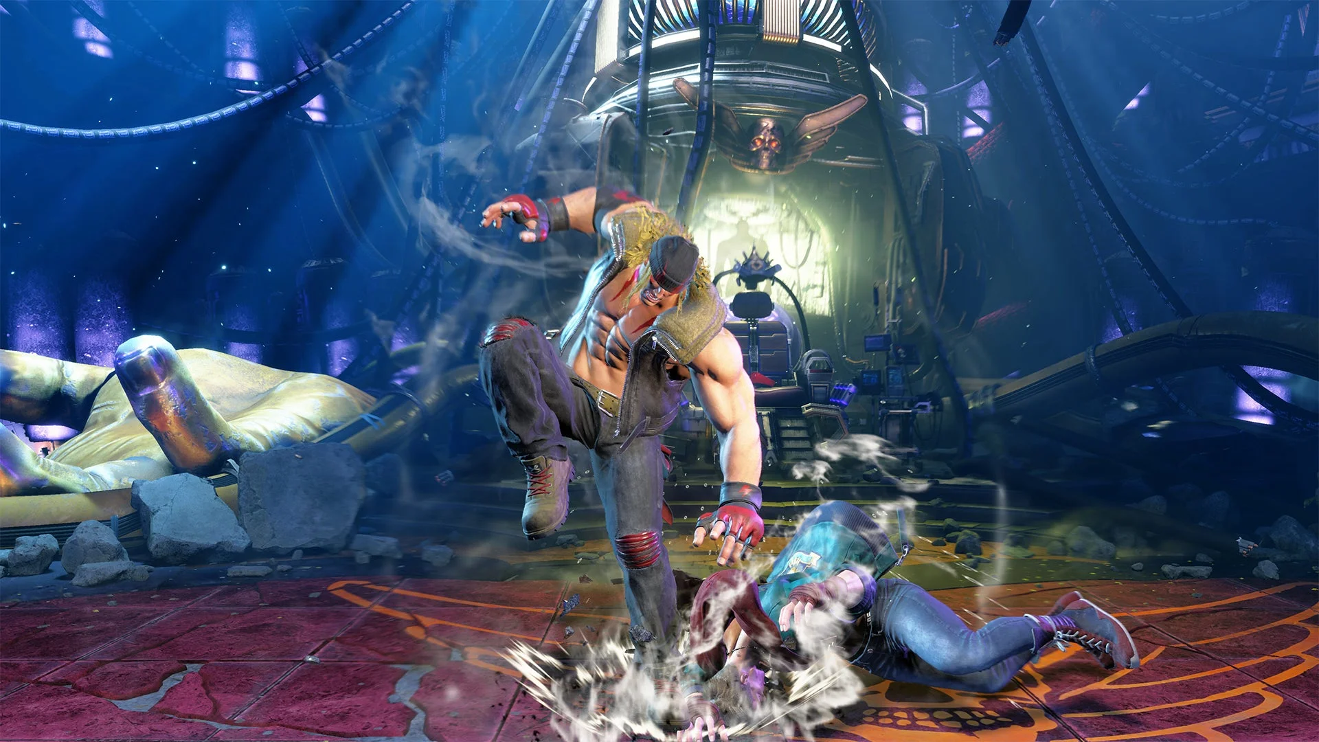 格闘ゲームの一場面で、筋骨隆々の男性キャラクターが倒れた相手に強力な踏みつけ攻撃を繰り出している。未来的な背景と相まって、激しいバトルの瞬間を捉えた迫力ある画像。