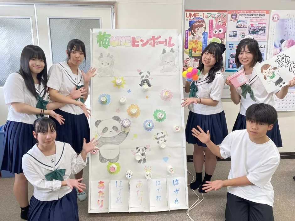 梅UMEピンボールを楽しむ生徒たち