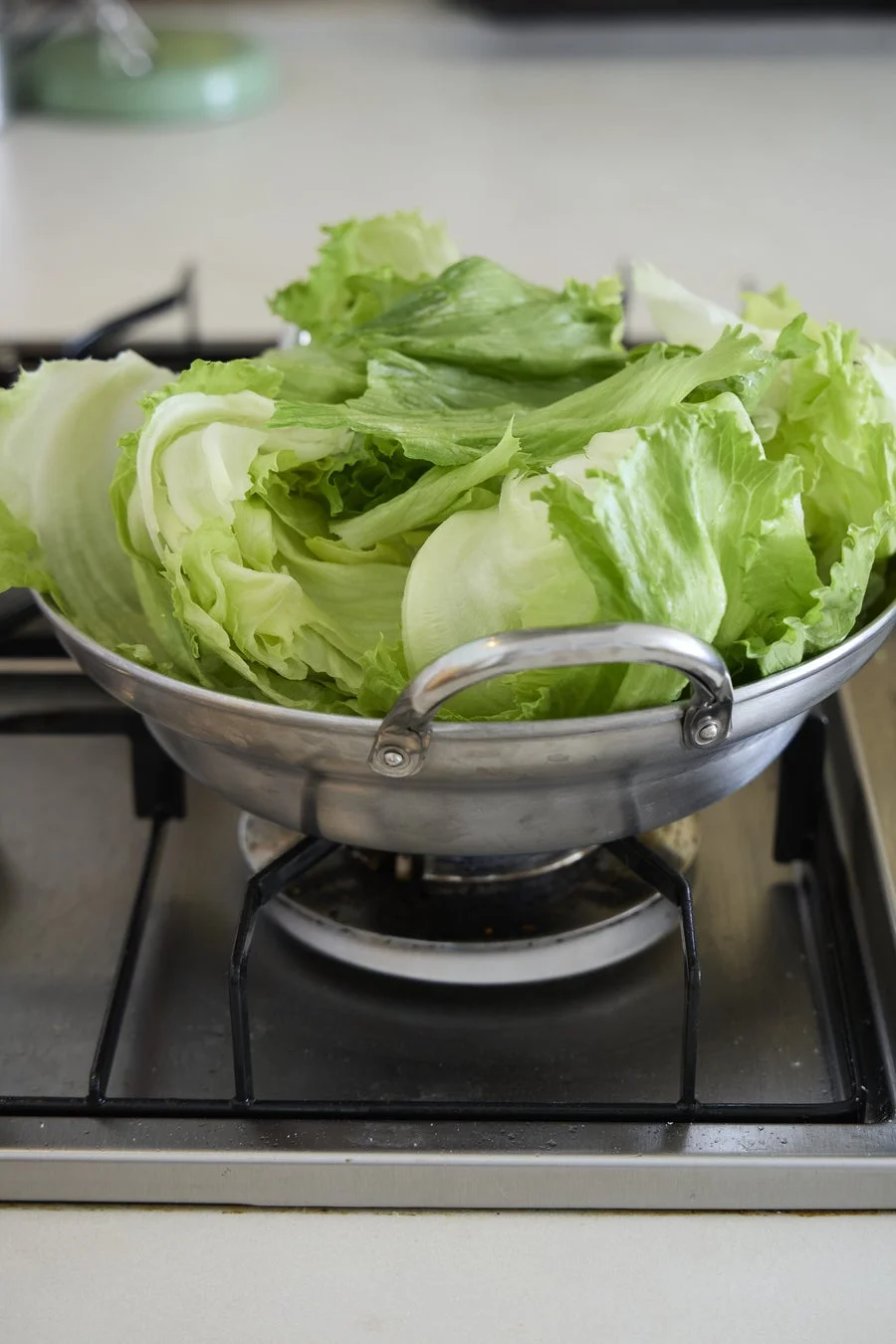 レタスが山盛りになった鍋
