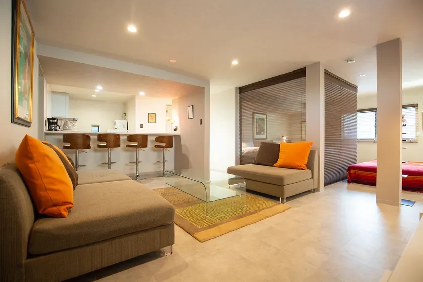 モダンで広々としたリビングスペース