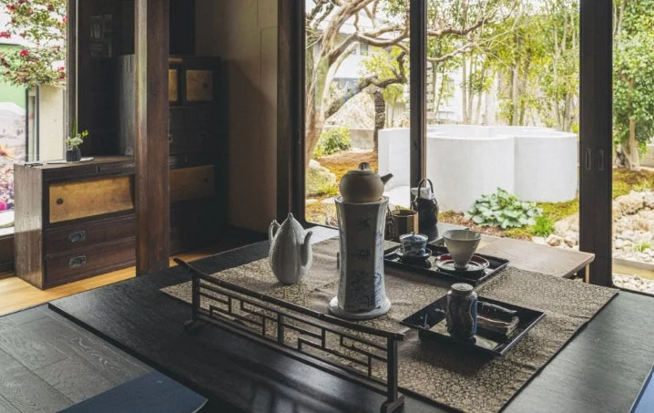 和風の部屋から美しい日本庭園を望む景色