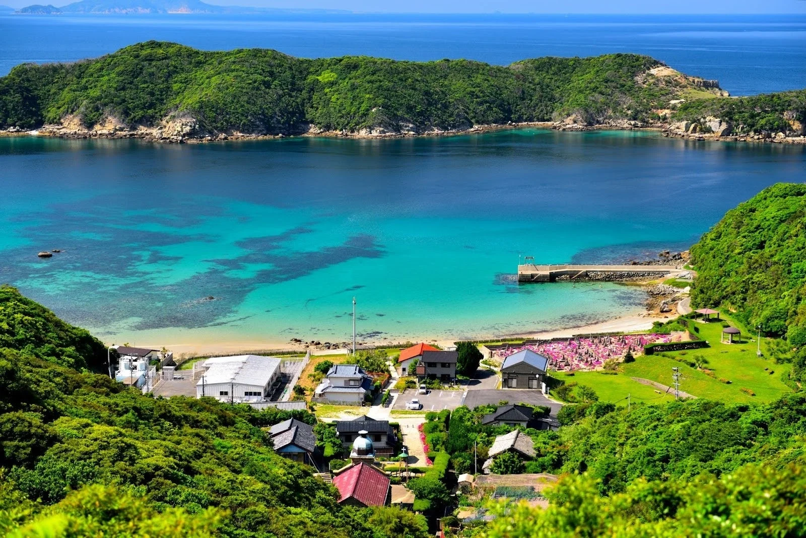 長崎県 新上五島町の湾と集落