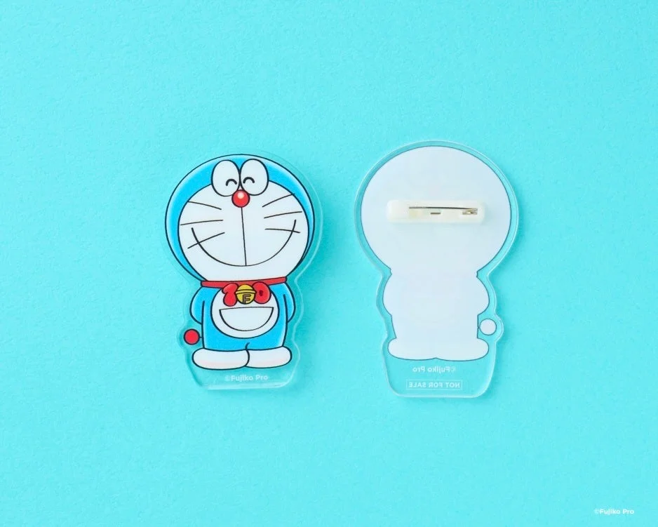 入場者特典のアクリルバッジとプロモカード