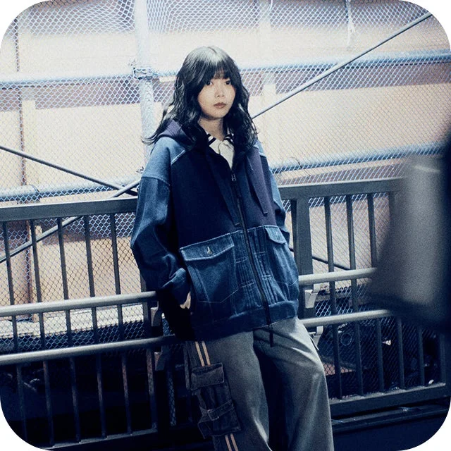 フェンスにもたれかかる若い女性のポートレート