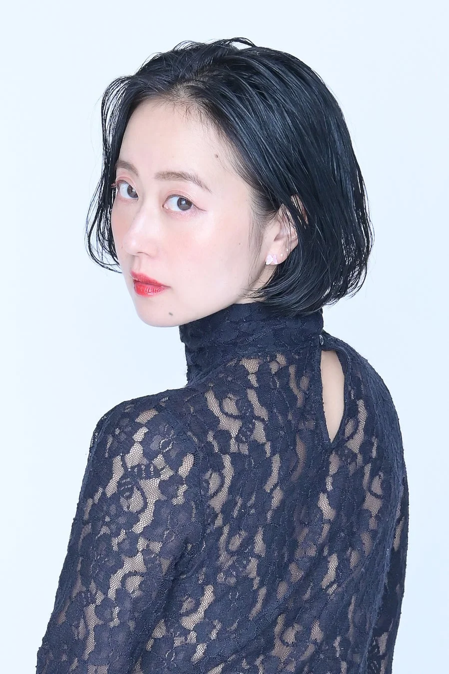 ショートヘアの女性のポートレート