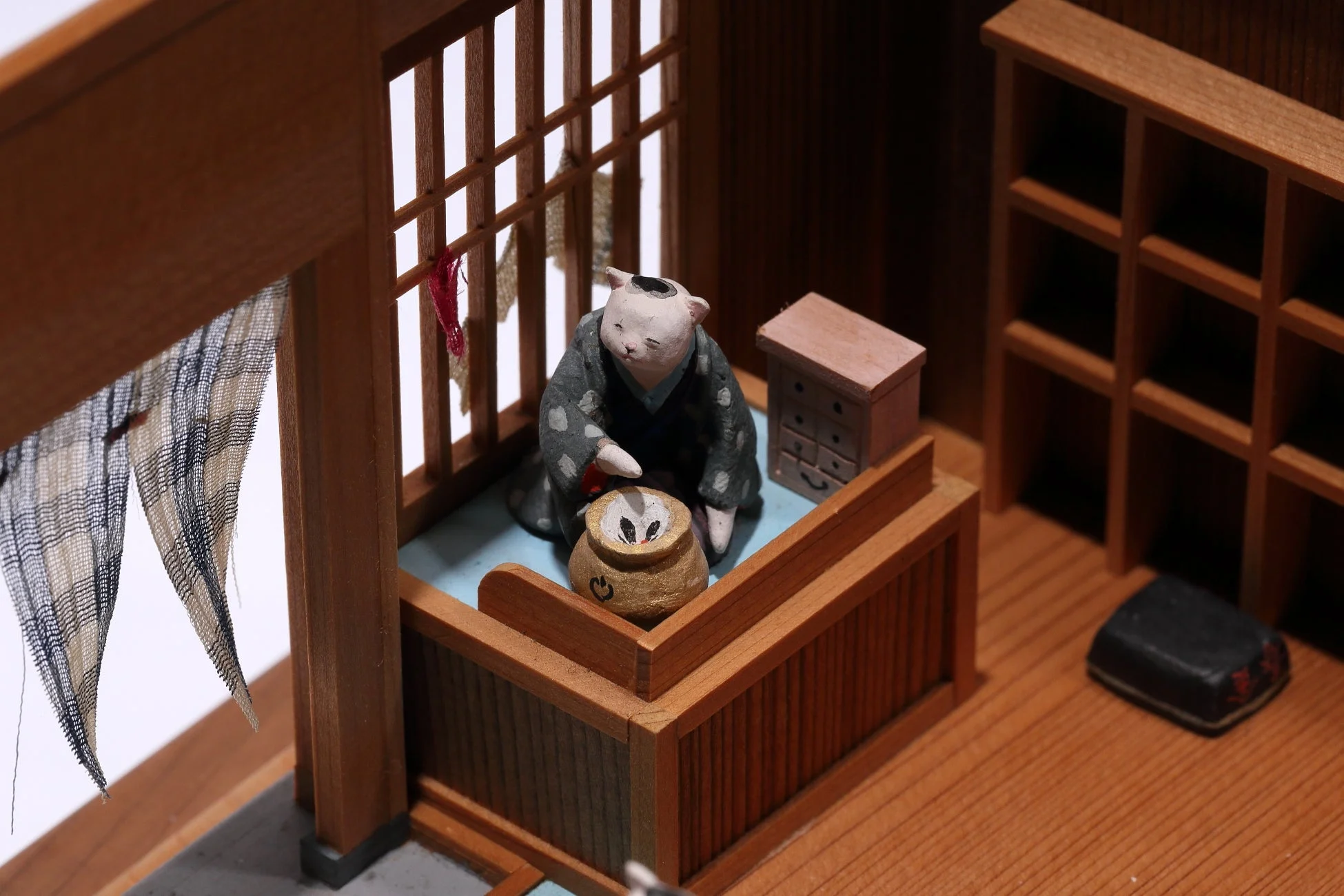 和室のミニチュアと猫の人形