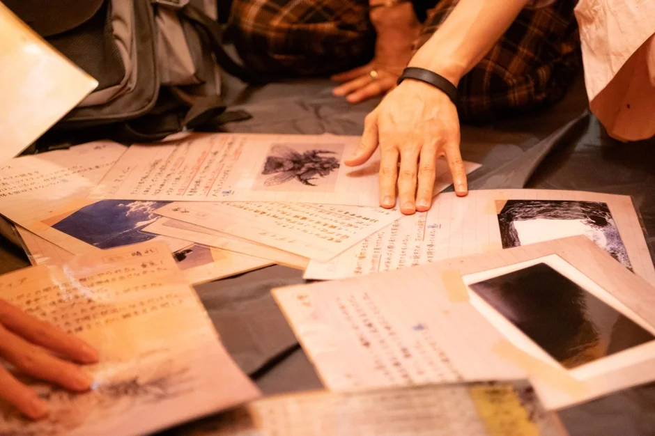 資料を囲む人々