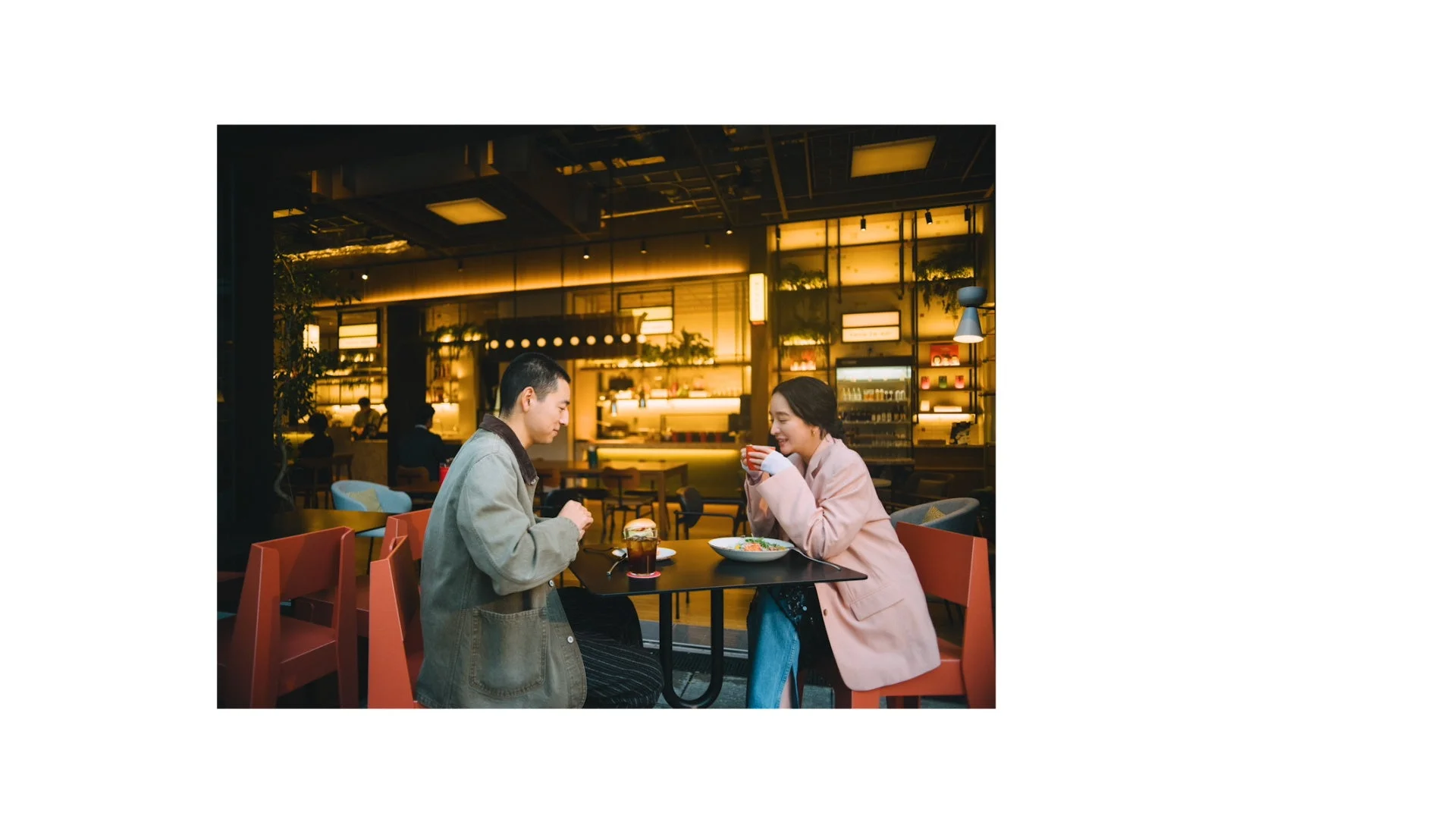 モダンな雰囲気のカフェやレストランで食事を楽しむ男女