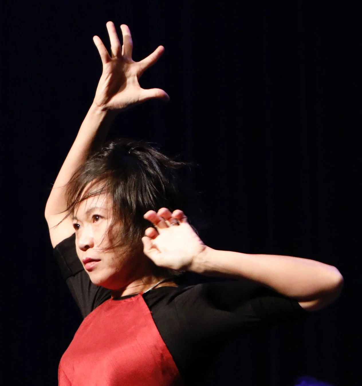 表現豊かなポーズをとる女性ダンサー