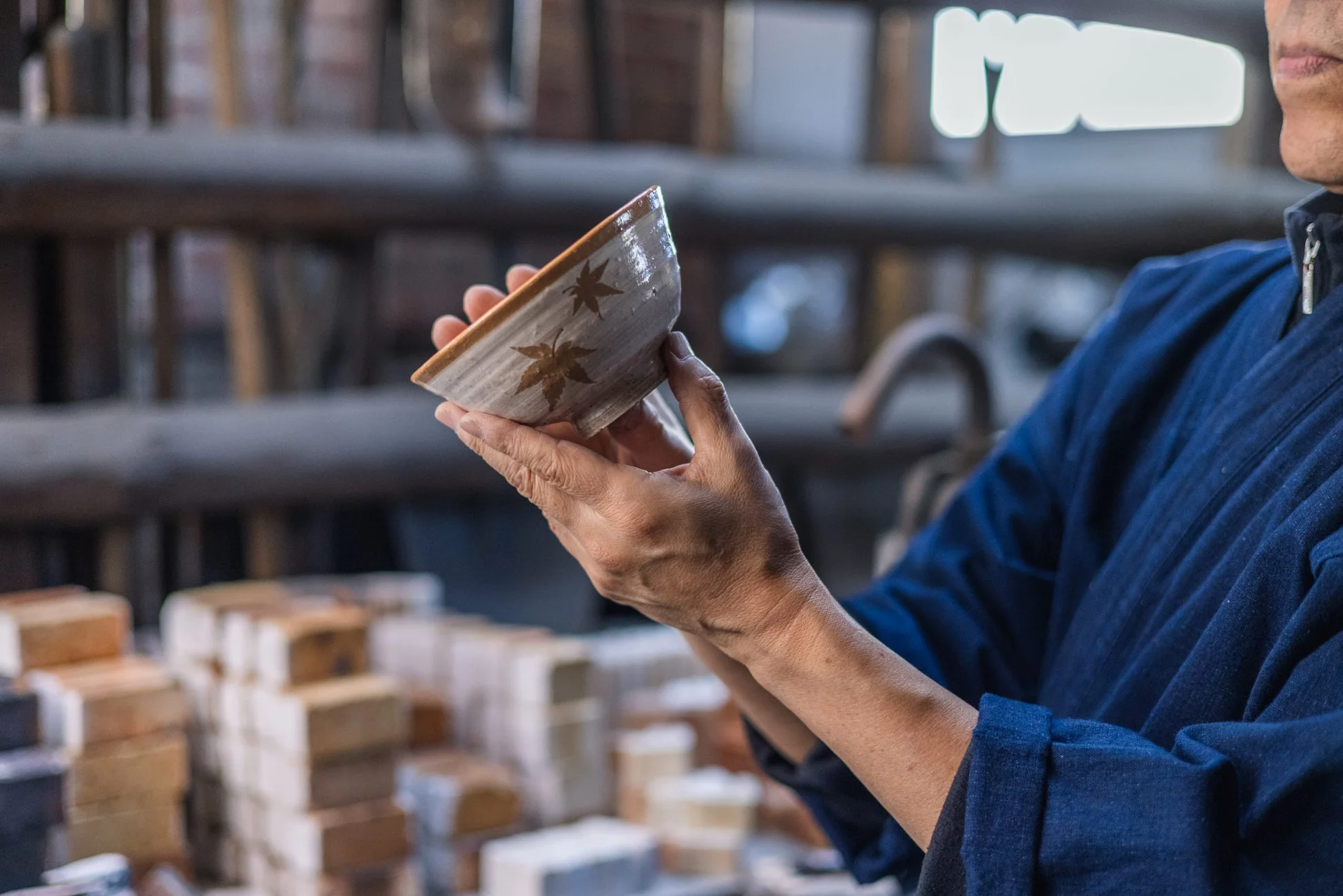 茶碗を検品する職人