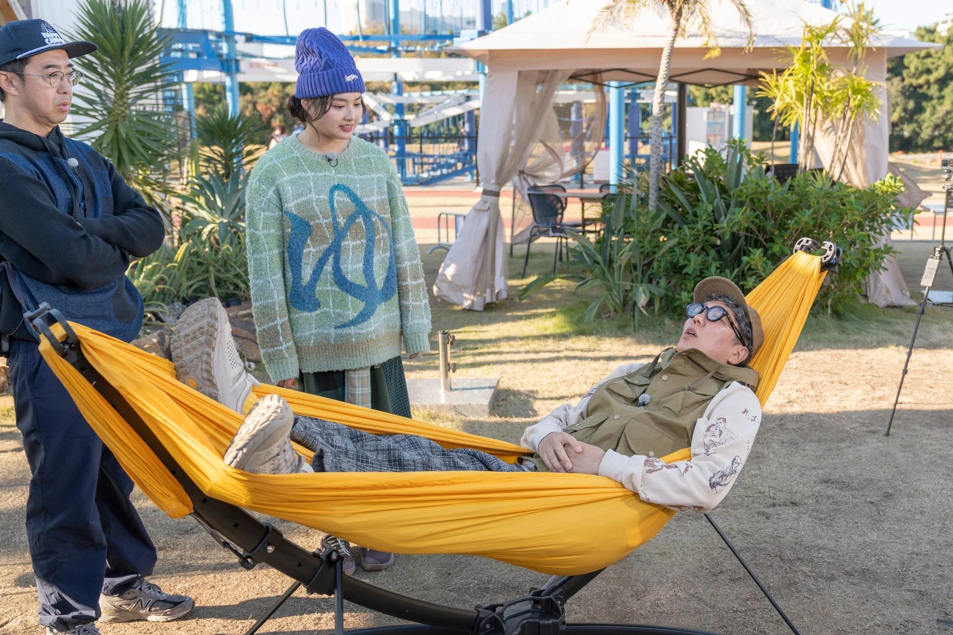 ハンモックでくつろぐ様子