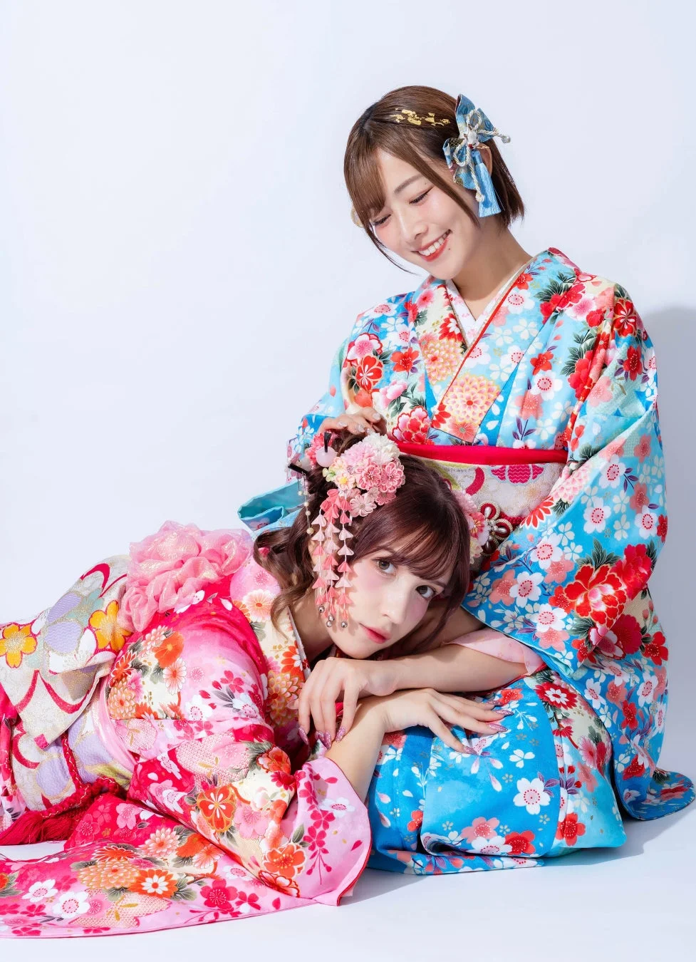 笑顔で寄り添う二人