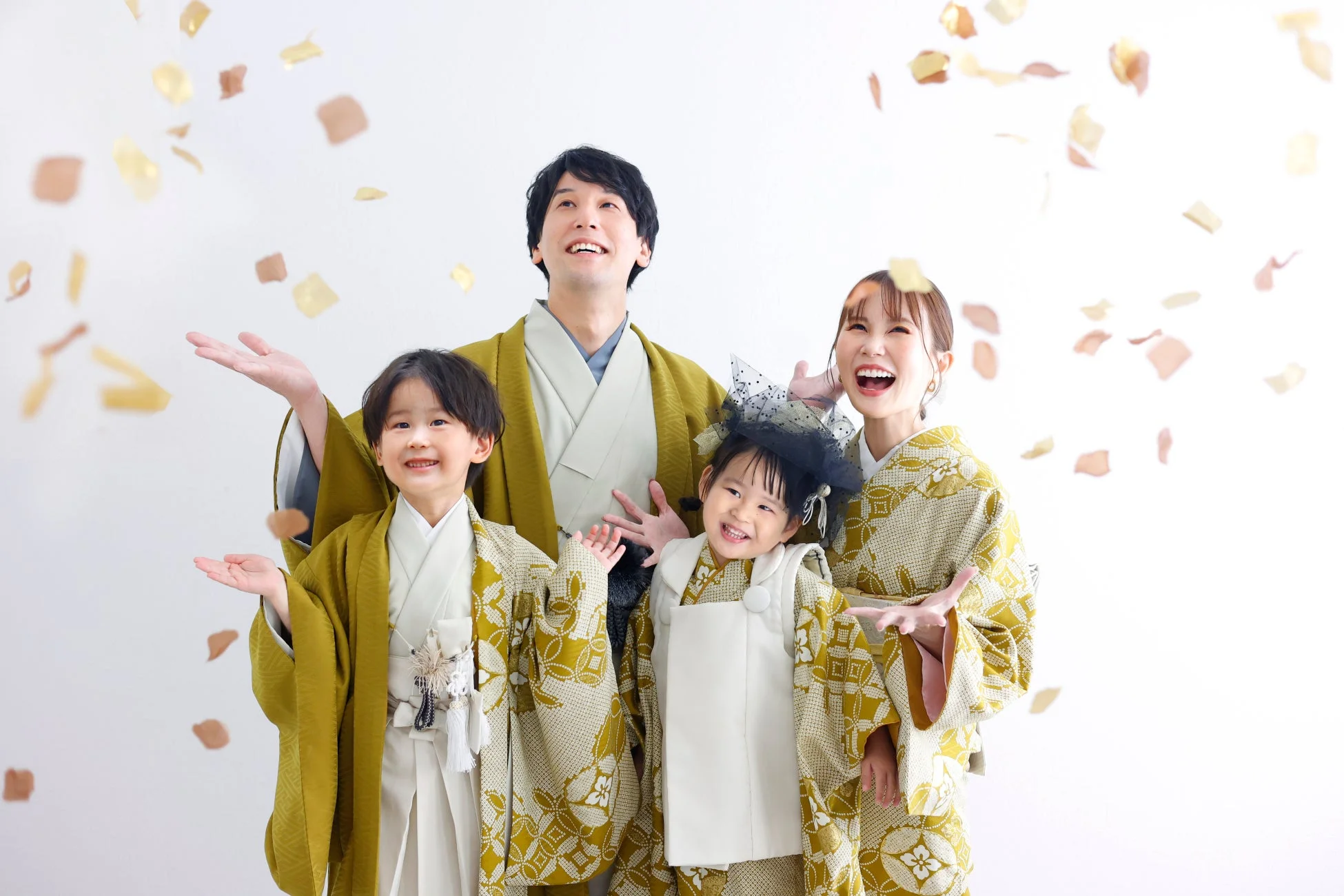 着物を着た家族4人の記念写真