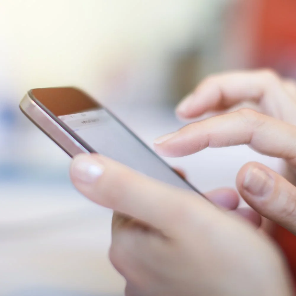 スマートフォンを操作する手