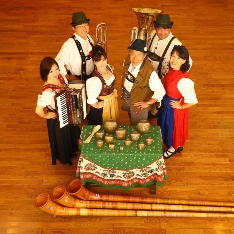 民族衣装をまとったアルプス音楽団